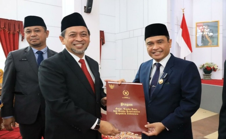 Wagub Hadi Mulyadi Serahkan Anugerah SLKS dan Penghargaan PNS Berprestasi 2022