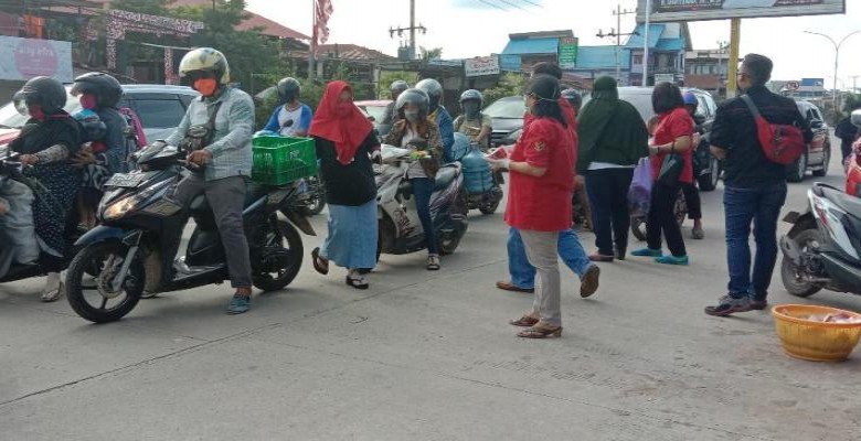 Cegah Wabah Covid-19, PDI-P Kutim Bagikan Ribuan Masker