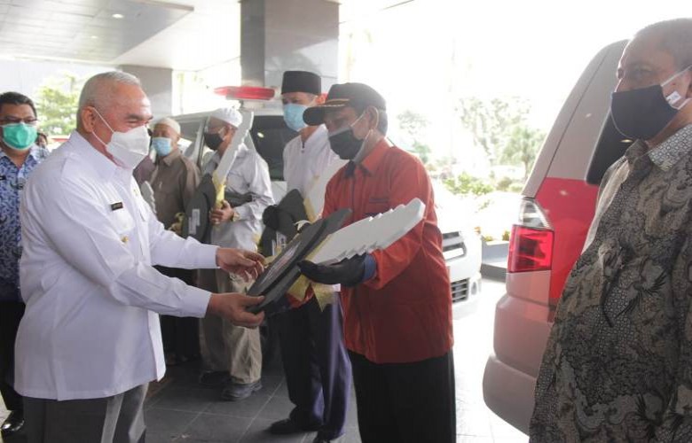 Gubernur Serahkan Kendaraan Pinjam Pakai, Pesan Isran Noor Jaga dan Rawat dengan Baik