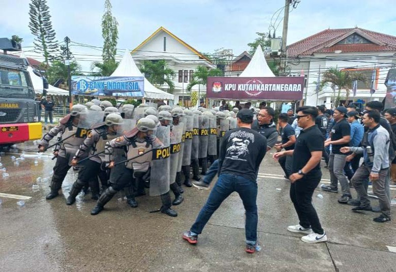 Polres Kukar Gelar Simulasi Pengamanan Kota dan Deklarasi Pemilu Damai 2024