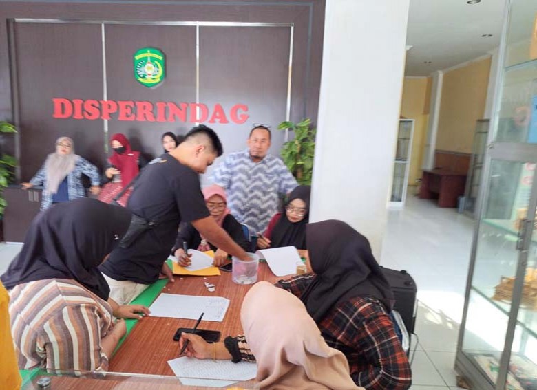 Sejumlah Pedagang Pasar Tangga Arung Cabut Undian Penempatan Stand di Pasar Mangkurawang