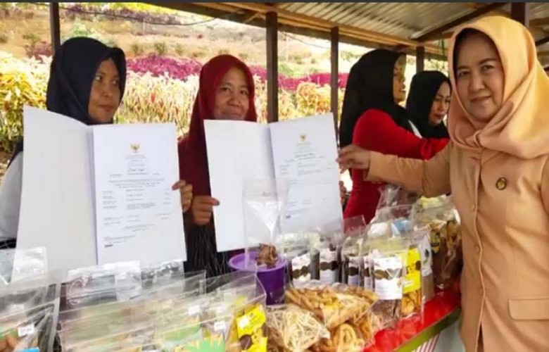 Ketua DWP Kukar Tinjau Pasar Murah dan Bazar