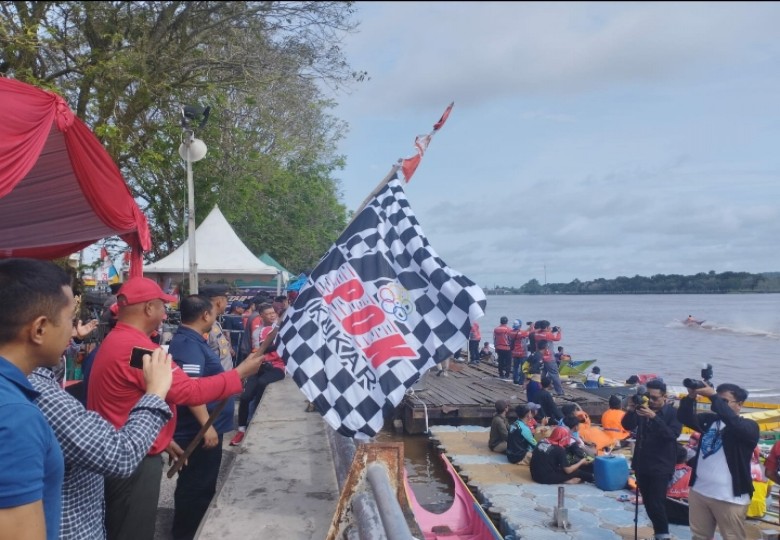 Balapan Perahu Ketinting di Tenggarong Berlangsung Meriah