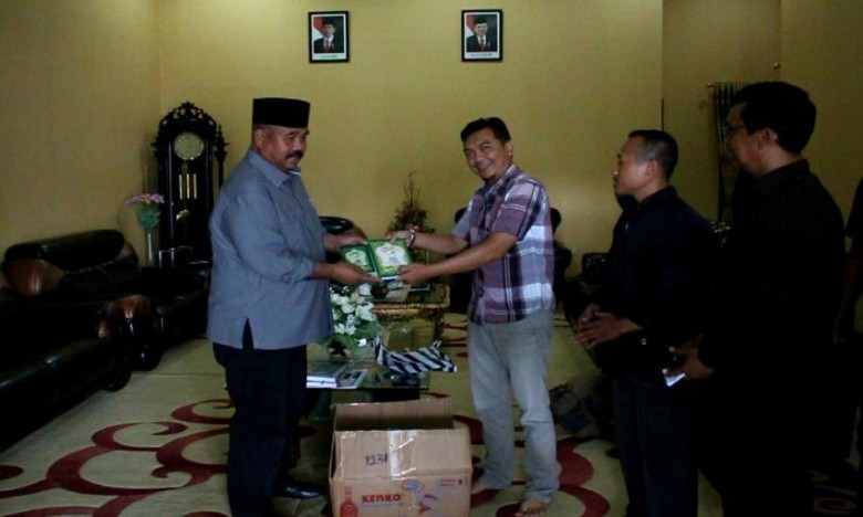 Jurnalis Kukar Salurkan Al Qur'an dan Iqro ke Ketua LPTQ