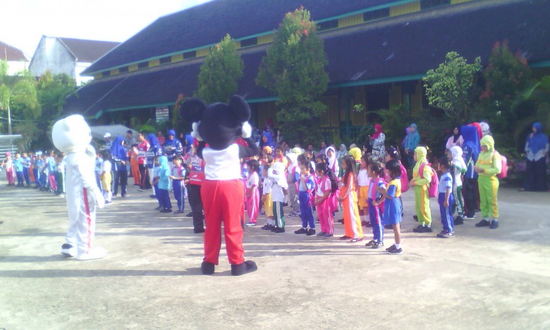 Siswa Baru SDN 002 Tenggarong  Disambut dengan Badut