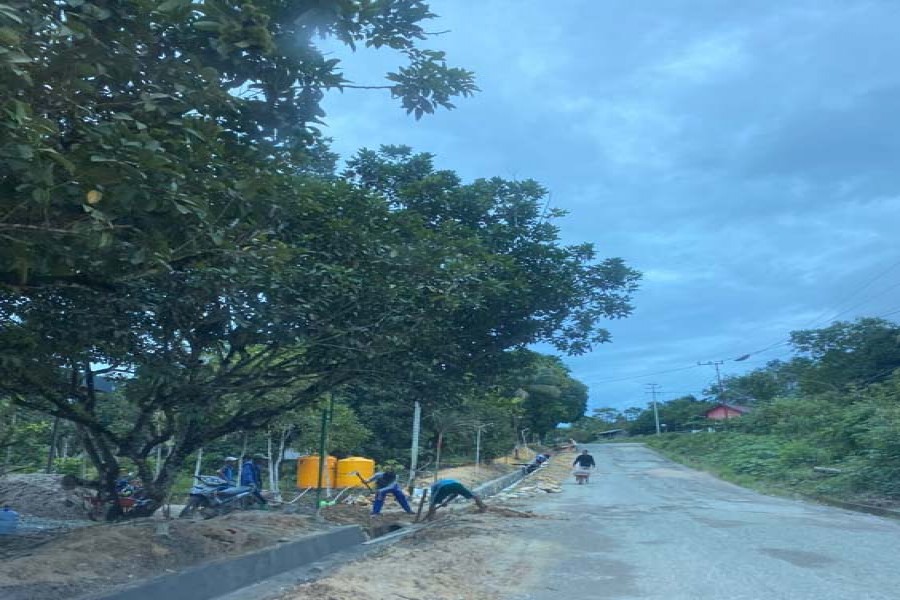 Perbaikan Drainase Jalan Poros Labanan ke Kecamatan Segah Mulai di Kerjakan