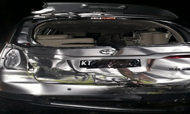 Jalan Licin, Mobil Innova Oleng dan Tabrak Fuso