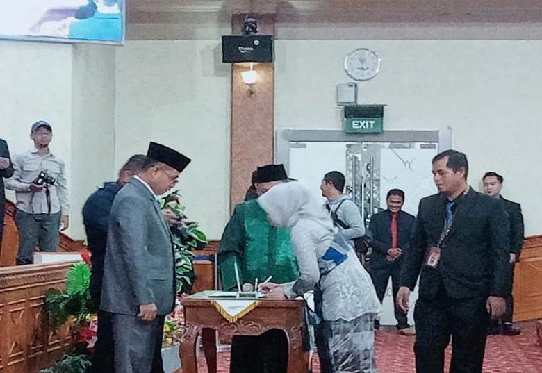 Mulyana Dilantik Menjadi Anggota DPRD Kutim Gantikan Almarhum Asmawardi