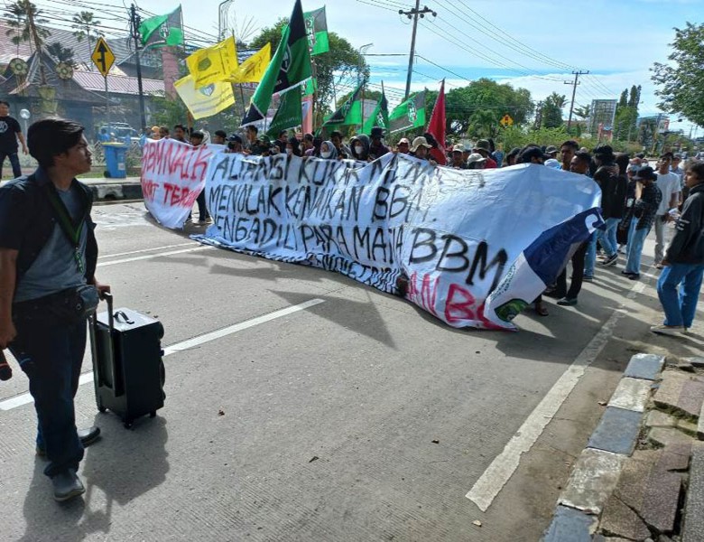 Wakil Ketua DPRD Siswo Cahyono Temui Pengunjuk Rasa dari Aliansi Kukar Menolak