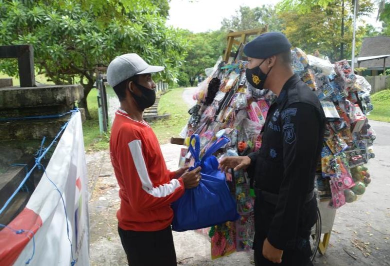 Brimob Batalyon A Pelopor Bagikan Sembako ke Warga Balikpapan Jelang Tahun Baru 2021