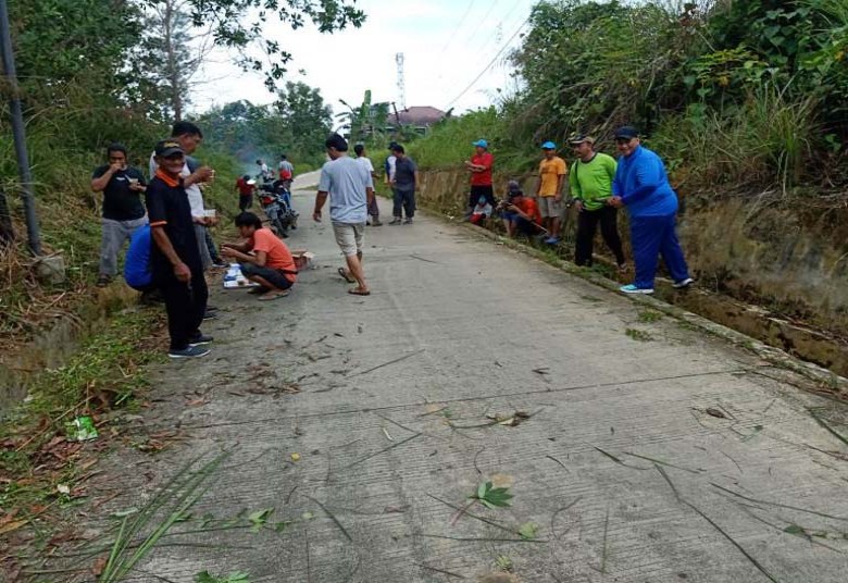 Antisipasi Banjir, Aparat Kelurahan Melayu dan Warga Lakukan Gotong Royong Bersihkan Lingkungan
