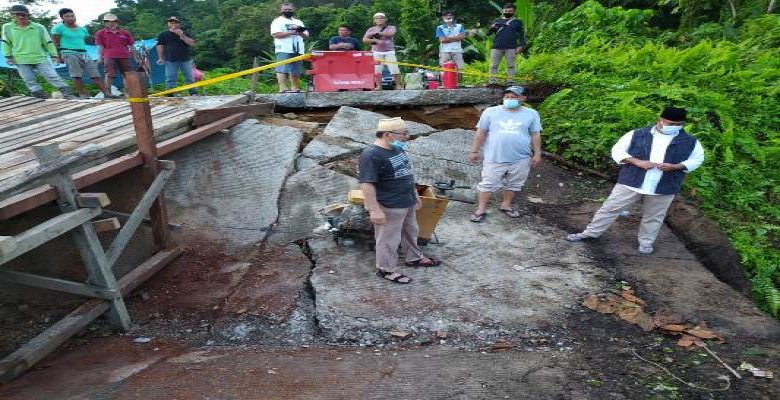 Bupati Tinjau Jembatan Penjalin Tabang yang Runtuh