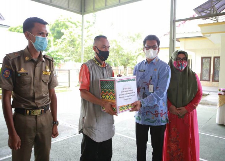 Cleaning Service dan Petugas Parkir Terima Bantuan Sembako Dari DWP Kaltim