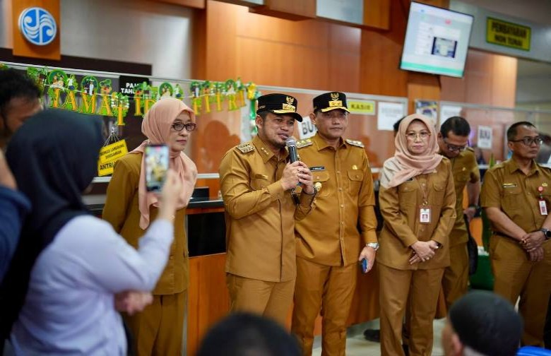Sidak Pelayanan Samsat Samarinda, Gubernur Rudy Minta Masyarakat Memanfaatkan Pemutihan PKB
