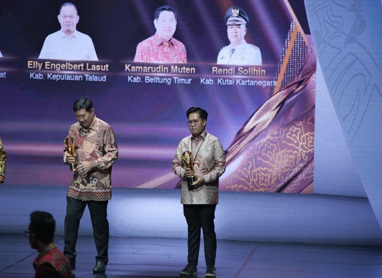 Rendi Solihin Terima Penghargaan Berkat Keberhasilan Program Usaha Kecil Idaman