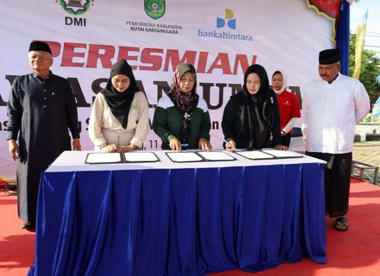Bupati Edi Resmikan Stand UMKM di Kawasan Masjid Agung Sultan Sulaiman Tenggarong