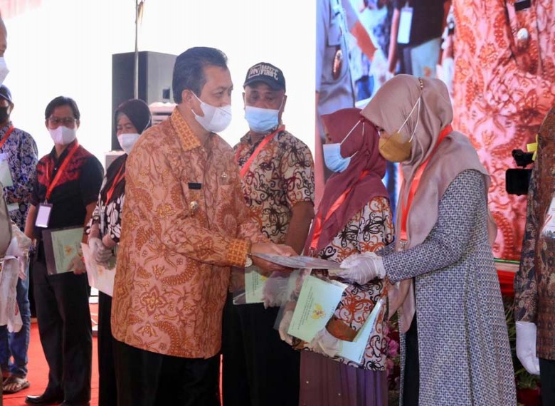 Wagub Serahkan Sertipikat Tanah ke Masyarakat