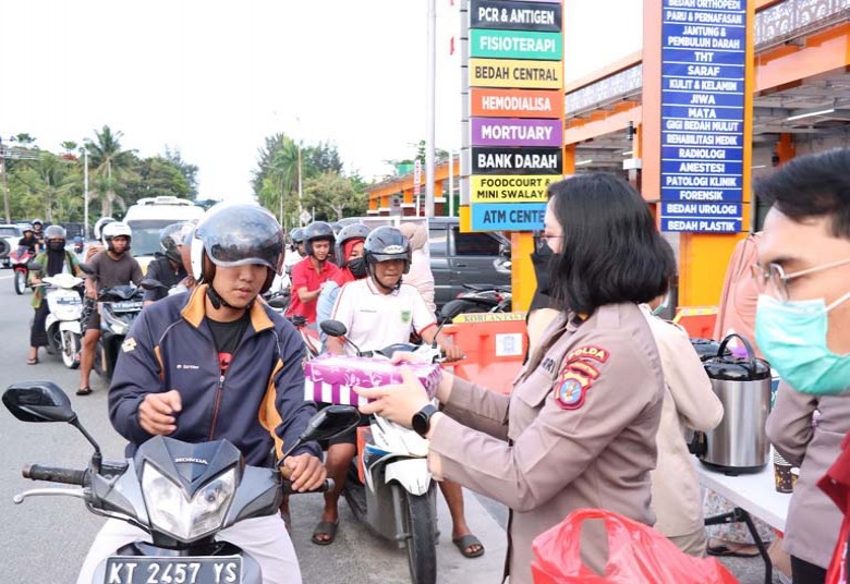 Biddokkes Polda Kaltim Gelar Baksos Dengan Membagikan Takjil Pada Masyarakat
