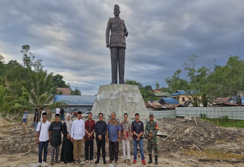 Safari Ramadhan di Sangasanga, Rendi Solihin Sempatkan Diri ke Monumen Patung Bung Karno