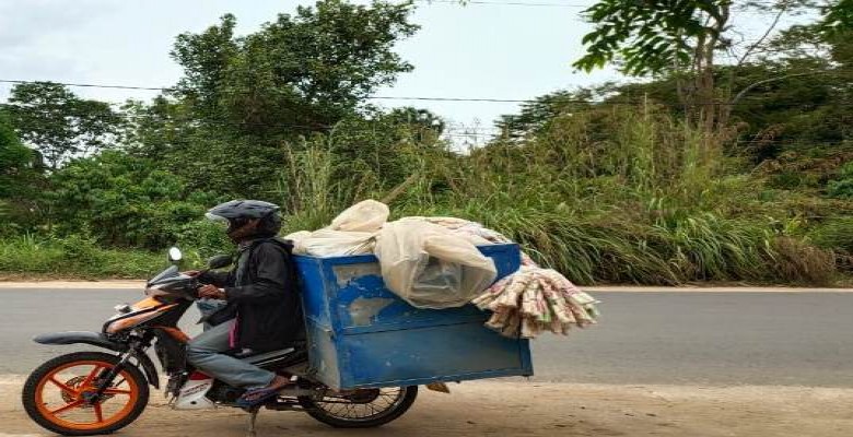 Jirun Berdagang Kerupuk Keliling, Pandemi Covid-19 Tak Menghalangi
