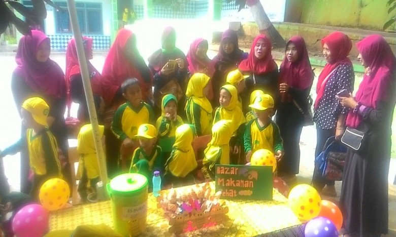 RA Asy Syauqi Tenggarong Adakan Bazar Makanan Sehat