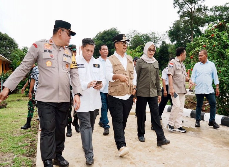 Pj Gubernur Serahkan Bantuan ke Pemkab dan Masyarakat Mahulu
