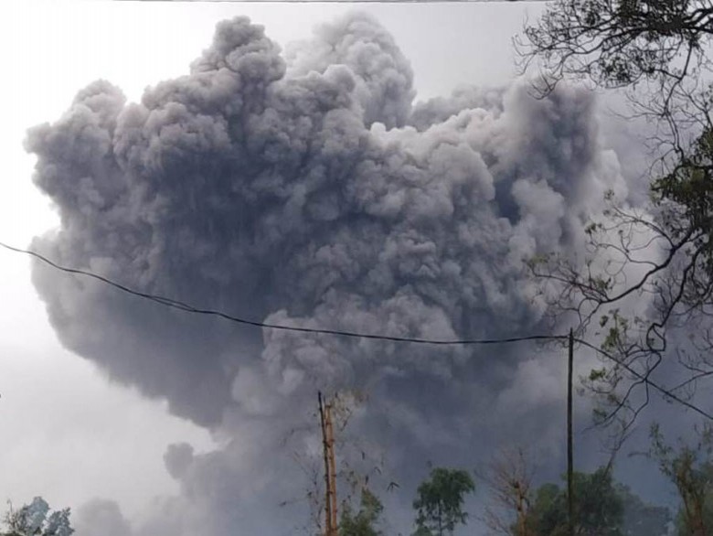 Gunung Semeru Meletus, Keluarkan Awan Panas Sejauh 4,5 Kilometer