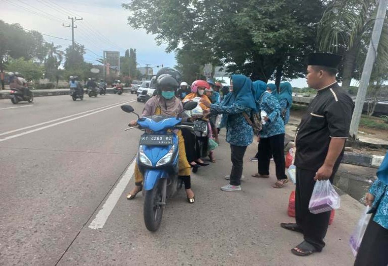 TP PKK Bersama Dharma Wanita Bagikan Takjil Kepada Masyarakat