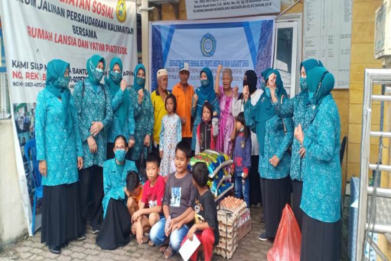 Istri Gubernur Kaltim Hj Norbaiti Isran Noor Berbagi Dengan Lansia dan Yatim Piatu