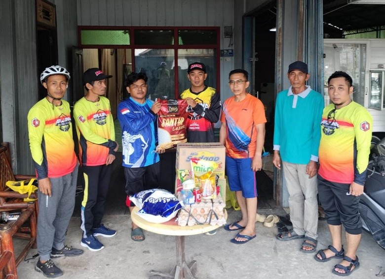 Wujud Kepedulian Sosial, Arjuna Bike Bantu Warga Korban Kebakaran di Kelurahan Mangkurawang