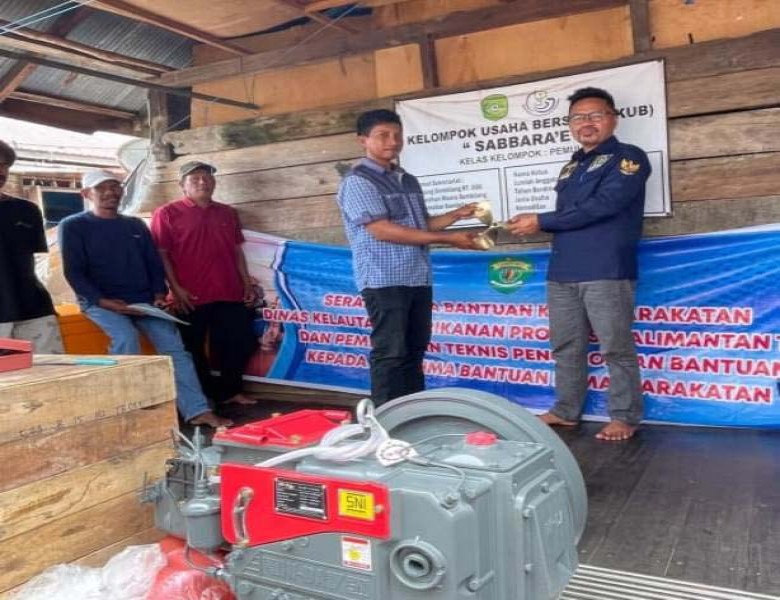 Baharuddin Demmu Serahkan Bantuan Mesin Kapal 24 PK untuk Nelayan Samboja