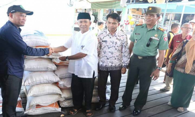 Ketua DPRD Kukar Serahkan Bantuan Beras untuk Keluarga Pra Sejahtera