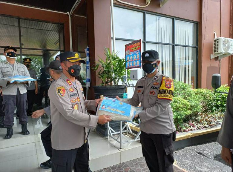 Polres Kukar Salurkan Bantuan 2000 Karung Beras