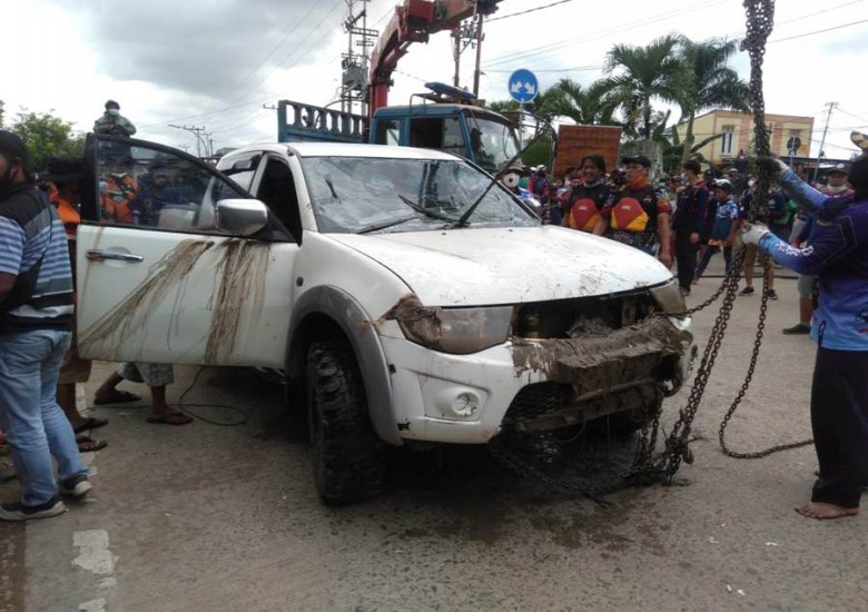Mobil yang Tercebur ke Sungai Mahakam Berhasil Dievakuasi, Korban Masih Belum Ditemukan