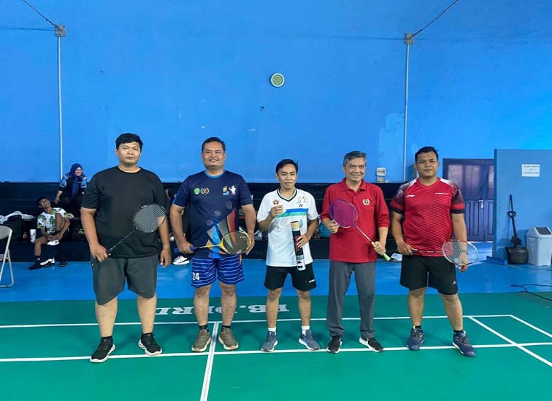Pererat Kebersamaan dan Semangat Peringatan HPN ke-79 PWI Kukar Gelar Pertandingan Bulutangkis