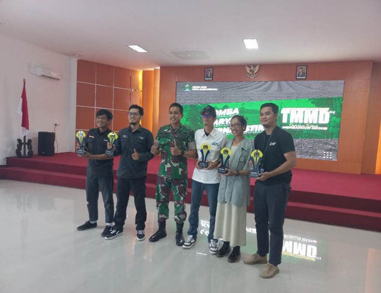 Dandim Kukar Serahkan Hadiah Lomba Karya Jurnalistik TMMD ke 114