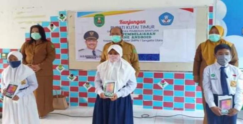 Bupati Ismunandar Bantu Alat Pembelajaran Siswa SMP1 Sangatta Utara