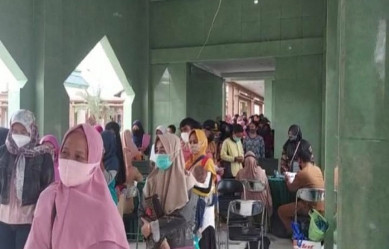 Antrean Panjang Pemohon BPUM di Lapangan MTQ Parikesit