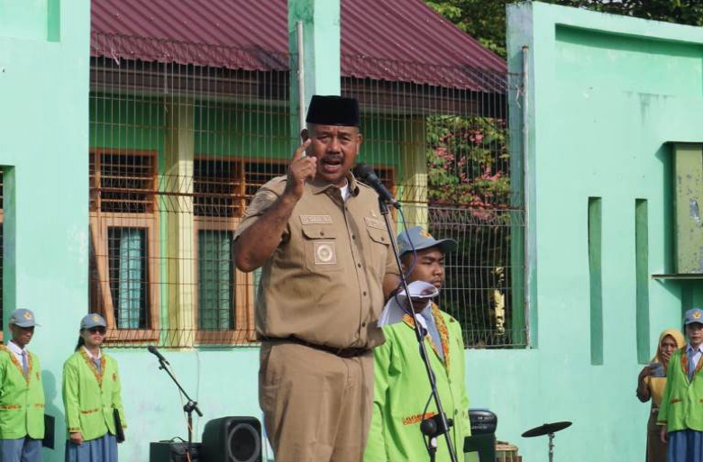Bupati Edi Damansyah jadi Pembina Upacara di SMKN 1 Tenggarong