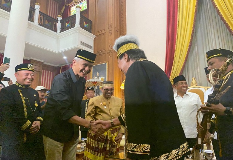 Capres Ganjar Pranowo Kunjungi Kedaton Kutai Kartanegara