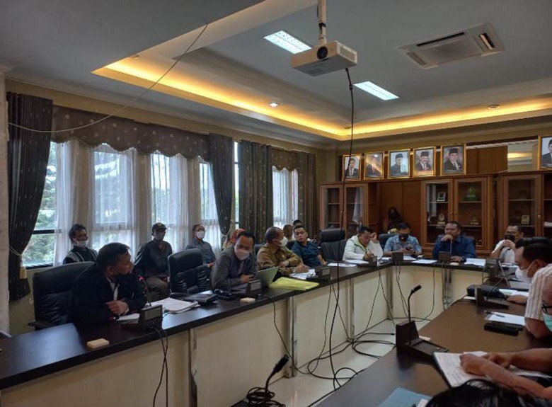 Komisi I DPRD Kukar Fasilitasi Pertemuan Antara Kelompok Tani dengan PT Niaga Emas Gemilang