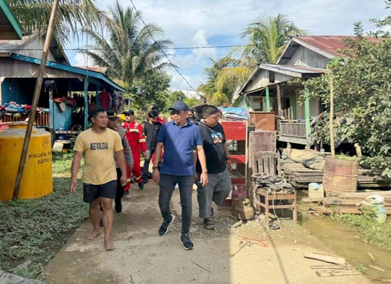 Ketua DPRD Berau Salurkan Bantuan untuk Korban Banjir di Long Ayap