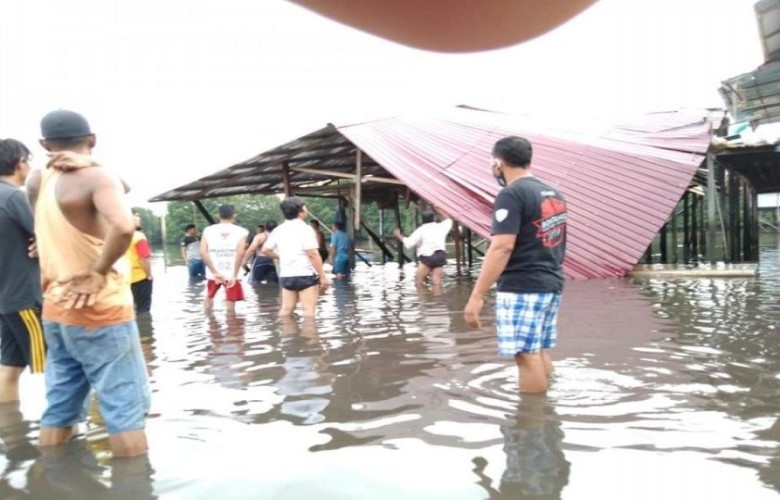 Tersapu Angin Kencang, Rumah Warga Kampung Mandar Nyaris Ambruk, BPBD Ingatkan Warga Tetap Waspada
