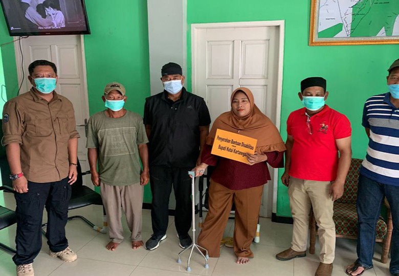 Pemkab Kukar Berikan Alat Bantu untuk Warga Disabilitas di Jembayan