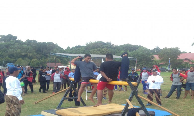 Meriahnya Perlombaan Behempas Bantal di Lapangan Pemuda 