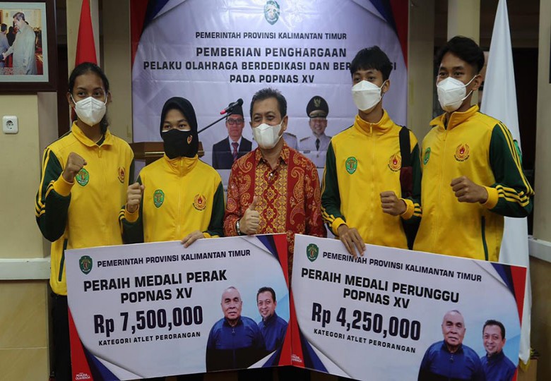 Pemprov Serahkan Bonus Atlet  Popnas  2019