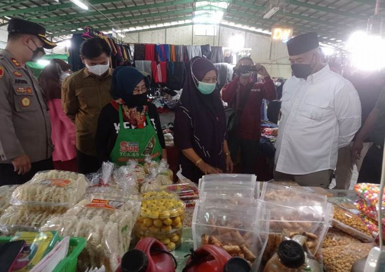 Bupati Edi Tinjau Ketersediaan Bahan Pokok di Pasar Mangkurawang