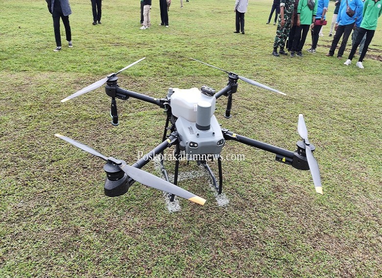 Pemkab Kukar Dorong Modernisasi Pertanian, Drone Bantu Semprot Sawah dan Tebar Benih
