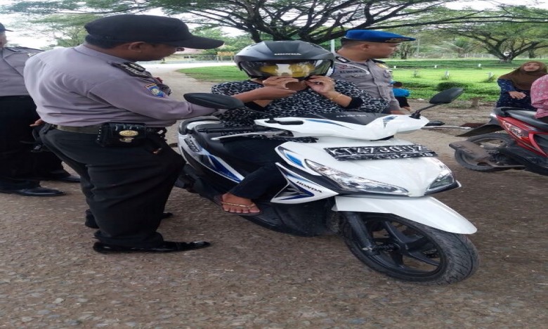 Polisi Bagikan Helm dan Masker Gratis di Sanga Sanga