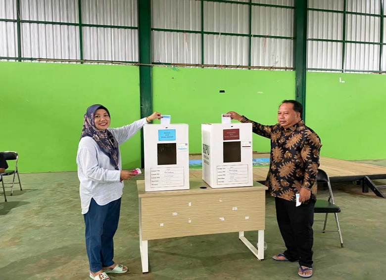 Madri Pani di Dampingi Istri Menuju Lokasi TPS 02 Kampung Gurimbang